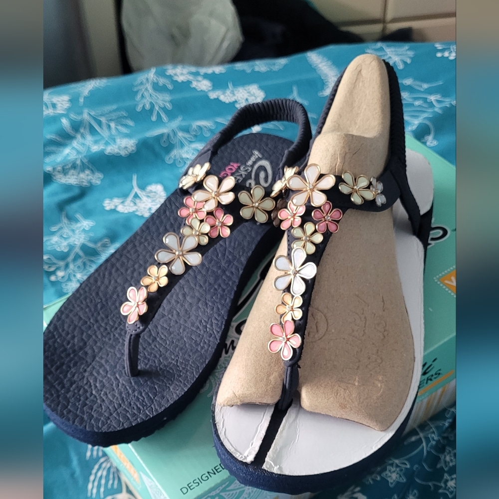 NWOT-Skecher Sandals Floral Embellished Meditation Daisy Glass Navy Blue Sz 9